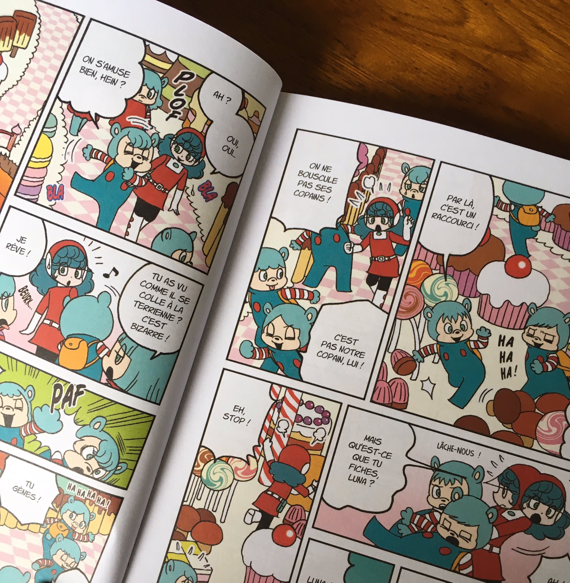 山本ルンルン 10年ほど前に朝日小学生新聞で連載していた 宇宙の白鳥 のフランス語版 Cosmic Girlz の4巻が届きました 日本語版では3巻までしか出版されなかったので 本になるのは初めてのお話たち カバーイラストは描き下ろしました 絵柄を当時