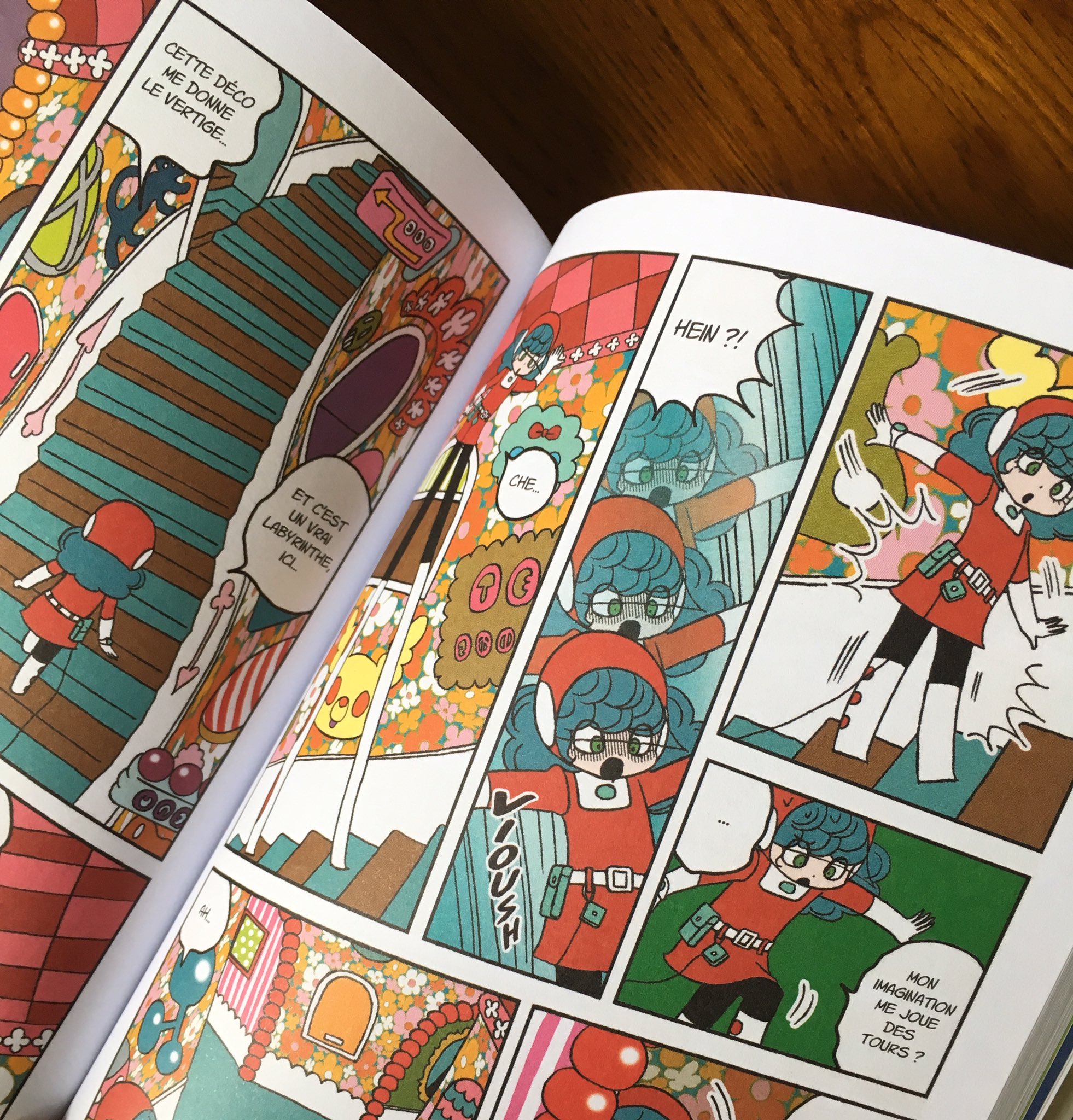 山本ルンルン 10年ほど前に朝日小学生新聞で連載していた 宇宙の白鳥 のフランス語版 Cosmic Girlz の4巻が届きました 日本語版では3巻までしか出版されなかったので 本になるのは初めてのお話たち カバーイラストは描き下ろしました 絵柄を当時