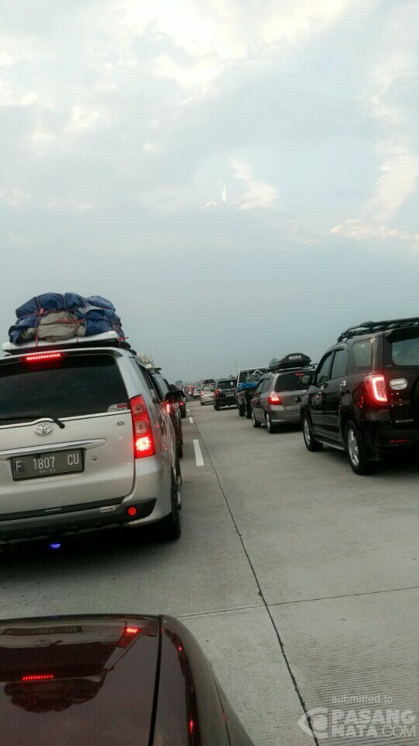 08.31 wib Terjadi kepadatan menjelang Exit Tol Brebes.
