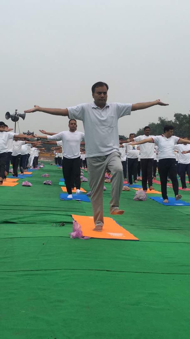 DelhiPolice's tweet photo. Leading from the front, senior police officers along with @CPDelhi at the Ram Leela Maidan on the #InternationalDayofYoga2017 #MagicOfYoga https://t.co/j0UudZ6rY3