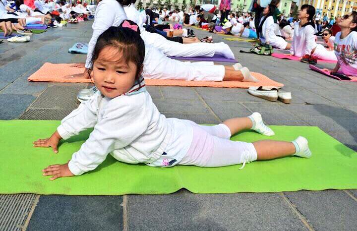 Gurudev's tweet photo. #IDYwithArtofLiving in Mongolia. #InternationalYogaDay https://t.co/np4OdpVP6e