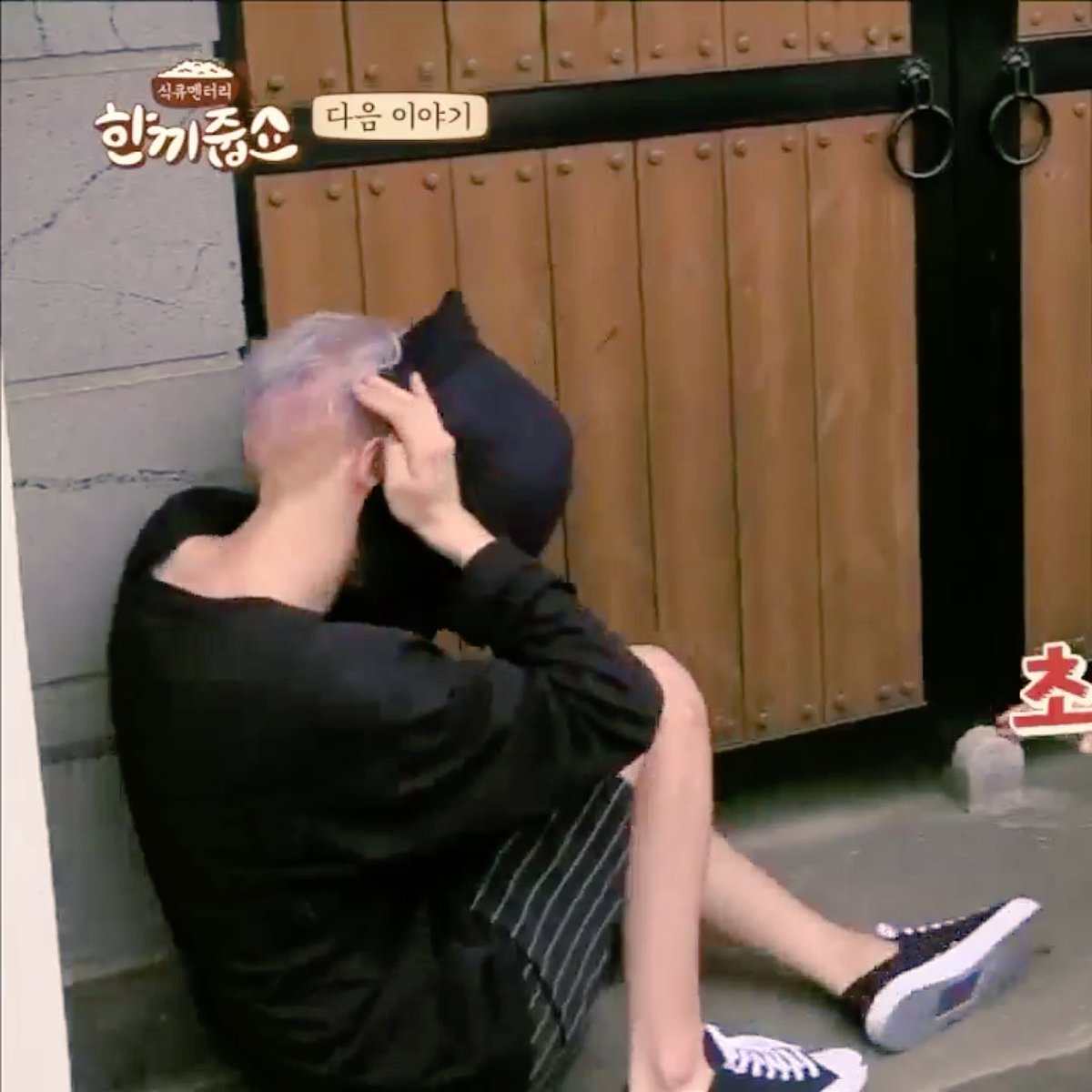 chanyeolit's tweet photo. 박찬열 들고 튈래,,,,,,,(,,, https://t.co/BWsINSoDEz