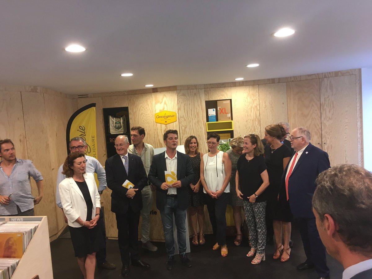 LPNews_NA's tweet photo. A#Bordeaux, Philippe Wahl, PDG du @GroupeLaPoste inaugure le Comptoir St Rémi, relais poste urbain avec @ConciergerieSO #ESS #innovation https://t.co/BLRp6uaF0L