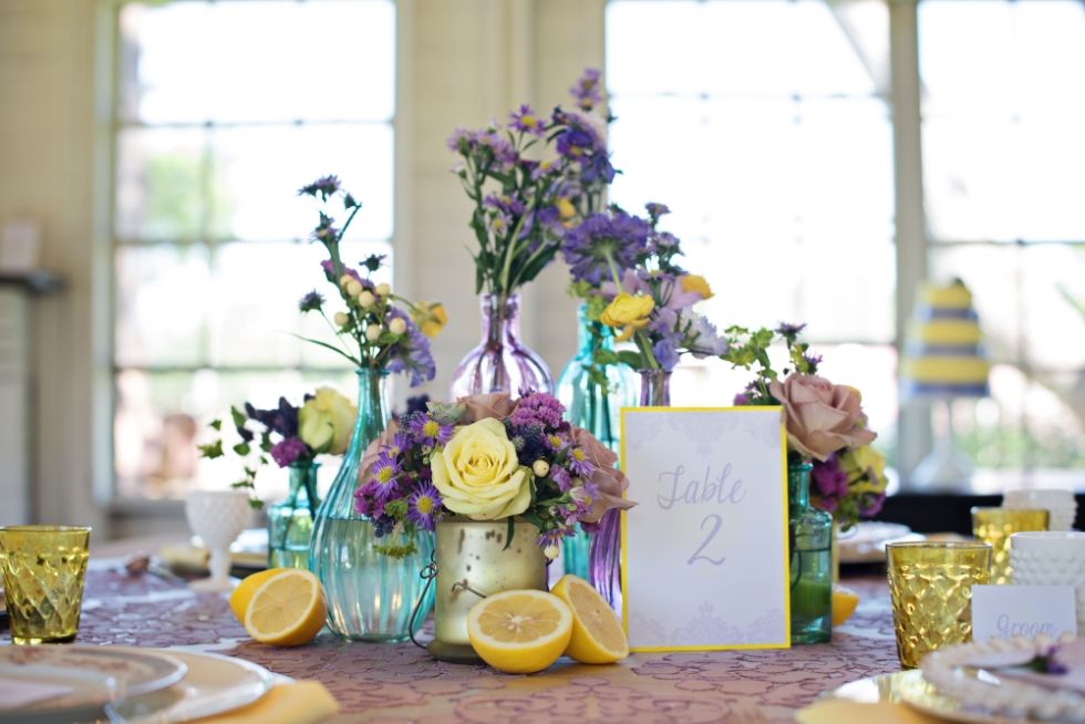 🍋 When life gives you lemons, use them as decor! #WeddingIdeas 🍋 Sweet &amp; fragrant all at the same time bit.ly/2rt8PXX  🍋 #Weddings