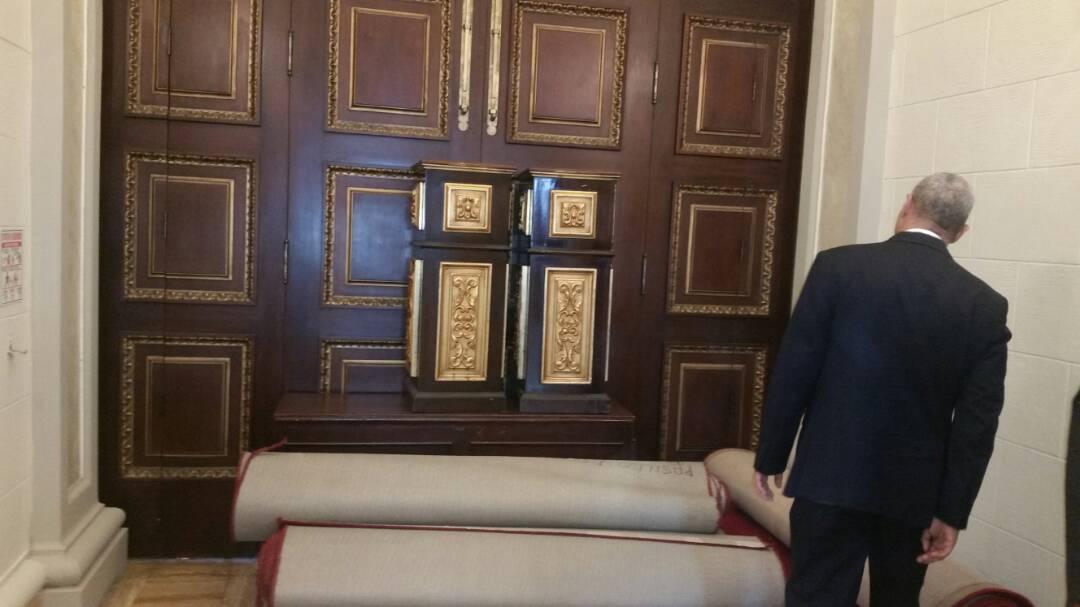 lorearraiz's tweet photo. Colocan obstáculos en la puerta norte del Palacio  ante los golpes que propina los oficialistas vía @aliciadelarosa https://t.co/6z8jRUYqLY