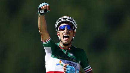 Certe imprese superano qualsiasi confine. Solo applausi. #ARU 👏👏👏 #TourdeFrance <a href="/SkySport/">skysport</a>