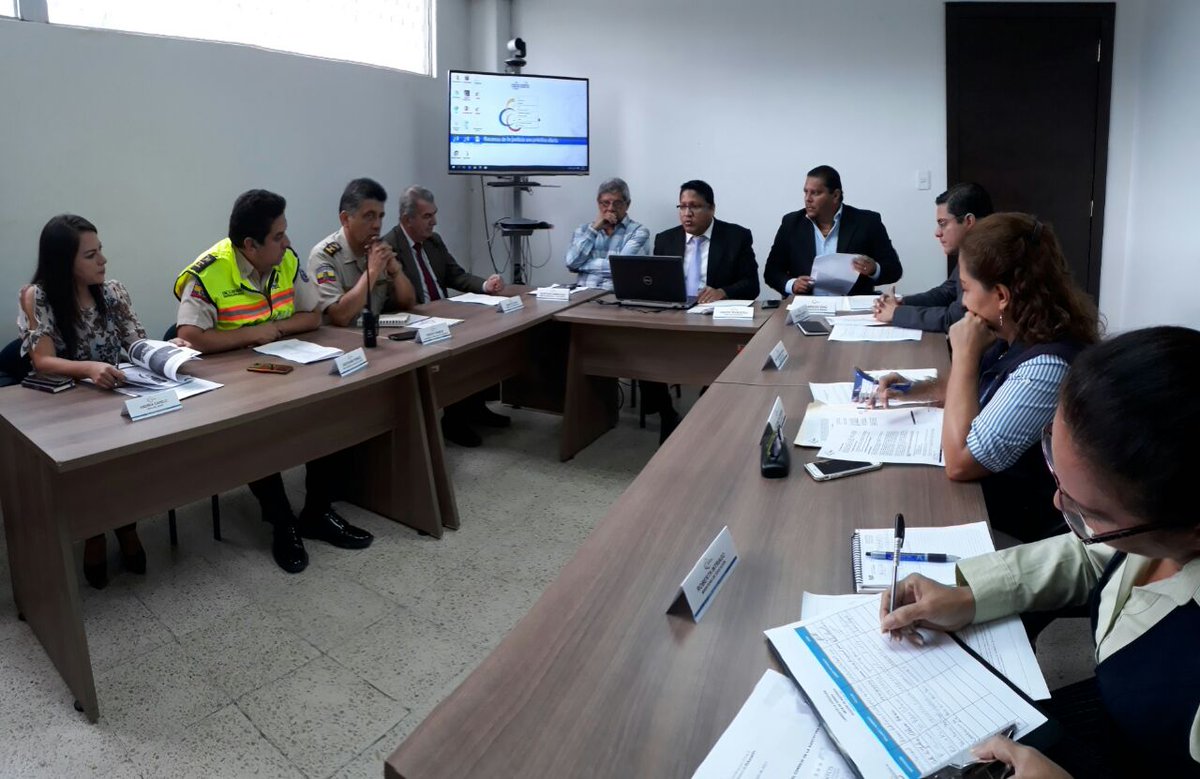 [AHORA] Dir. @ManabiCJ participa en #MesaDeGénero, asisten @Justicia_Ec, @FiscaliaEcuador, @GoberManabi, @PoliciaEcuador, @Salud_CZ4.