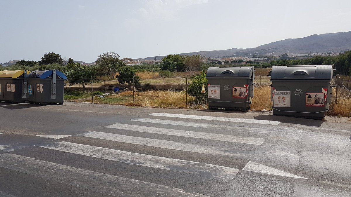 antonio_capel's tweet photo. @Viatoraldia no entiendo porqué los contenedores del final del Paseo estén intentando llevárselos poco a poco para otro lado... https://t.co/uZ1bXfLsMt