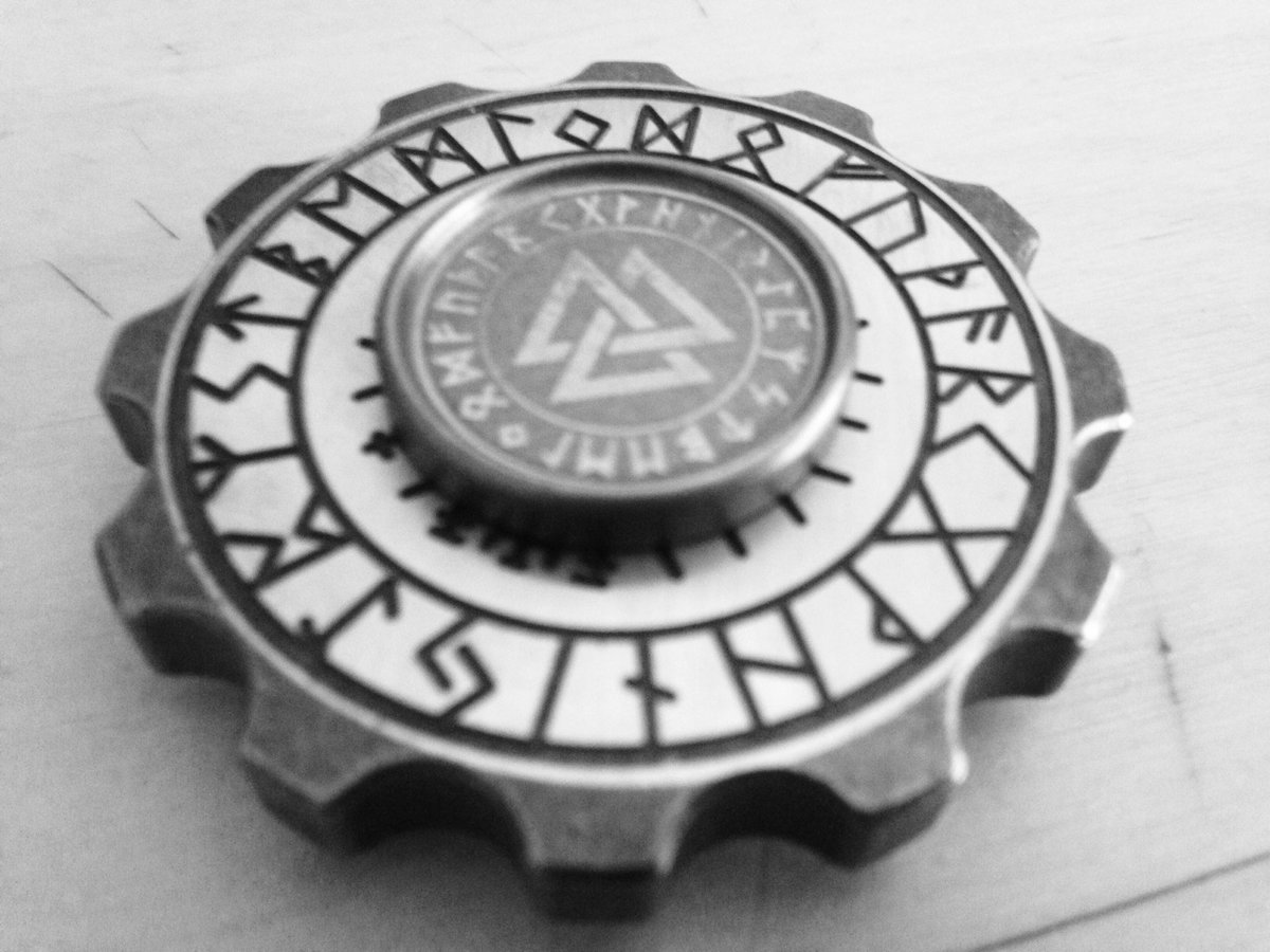DeKikiAD's tweet photo. On peut penser ce qu'on veut des #handspinner mais il y a de véritables petits bijoux Qui prennent vie #viking #vikings #Rune https://t.co/N5y31jUlRI