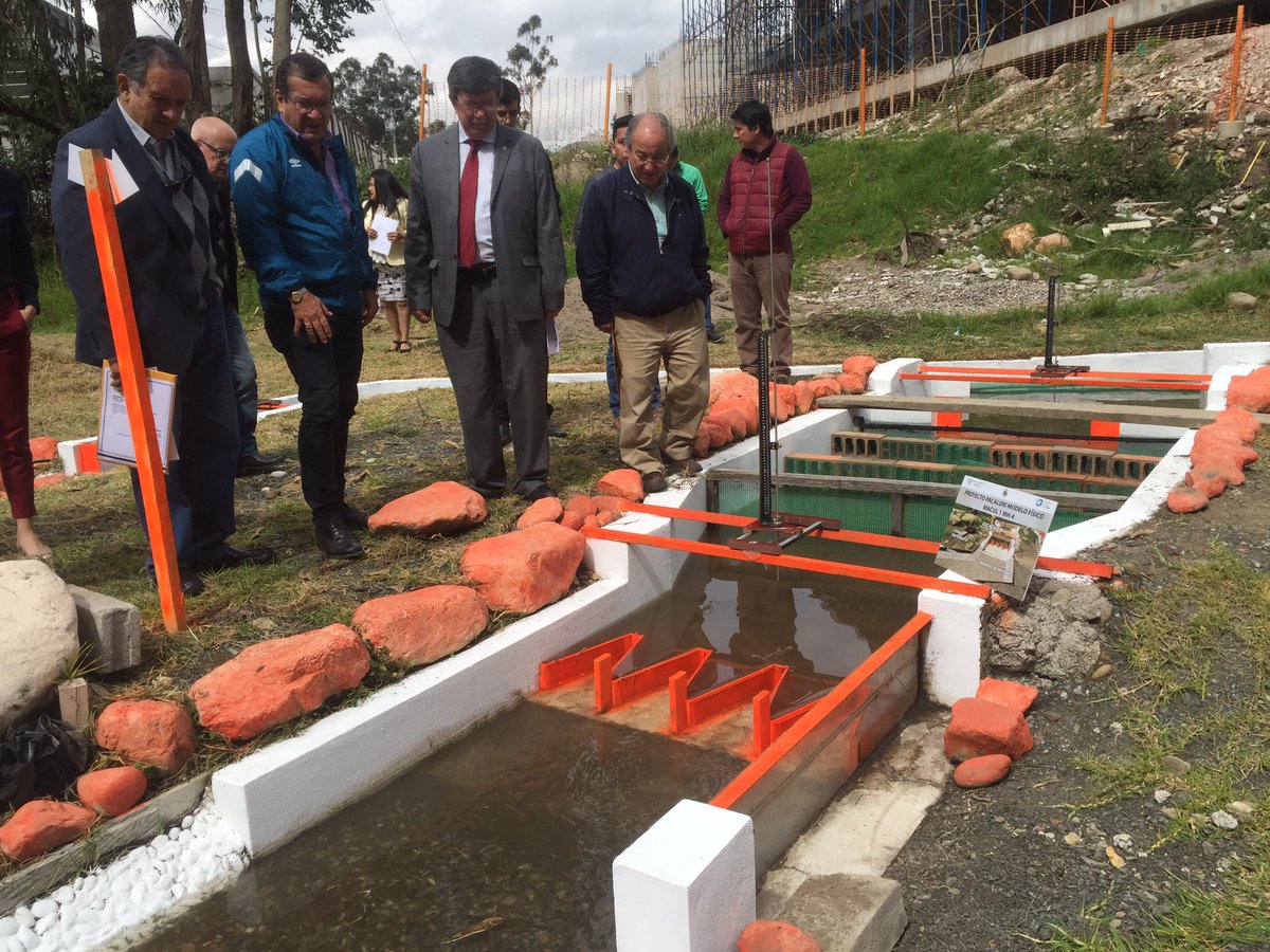 EmpresaaguaEc's tweet photo. Gerente de @EmpresaaguaEc @AlexisSanchezEC recorre instalaciones de @PromasUCuenca y observa modelo a escala de proyecto #PACALORI 💧 https://t.co/yyPHeBuJaz