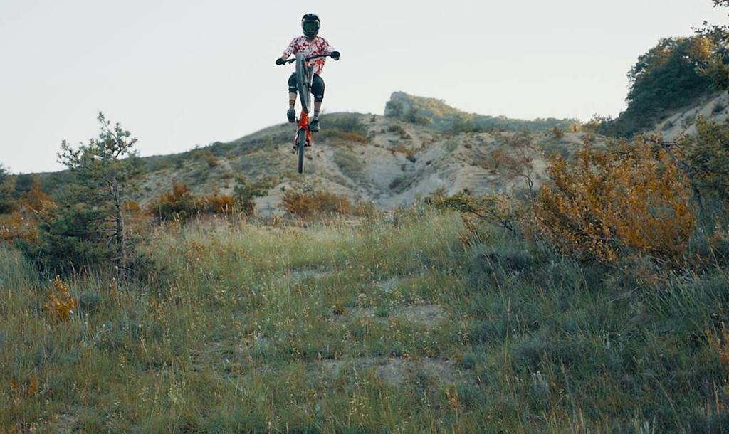 BlkDust07's tweet photo. Oui of course chemise à fleurs makes you aller higher ! #hucktowhatever #freerideisnotdead @commencalbikes #mahalo #GH4 #sickdude #landscape https://t.co/byUkJHLbT0
