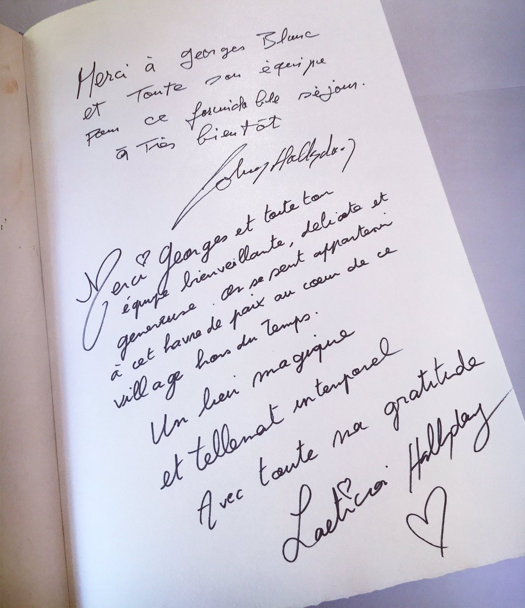 GeorgesBlancOff's tweet image. Merci à @LHallyday et @JohnnySjh pour leur gentillesse pendant leur séjour à vonnas #veillescanailles #villageblanc #PrintempsDePerouges