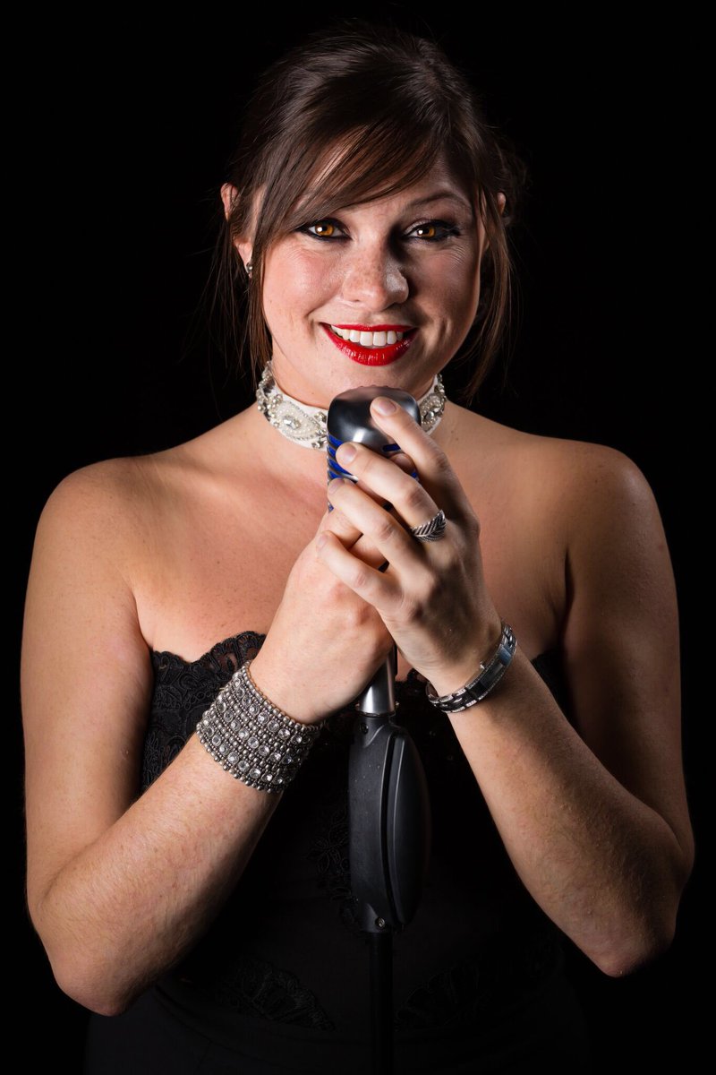 AmyPuttVoice's tweet photo. He said my eyes are golden.I see it now!😻#eye #eyes #pose #microphone #singer #sing #functionsinger #partysinger #weddingsinger #eventsinger https://t.co/ClgHUg7Ve3