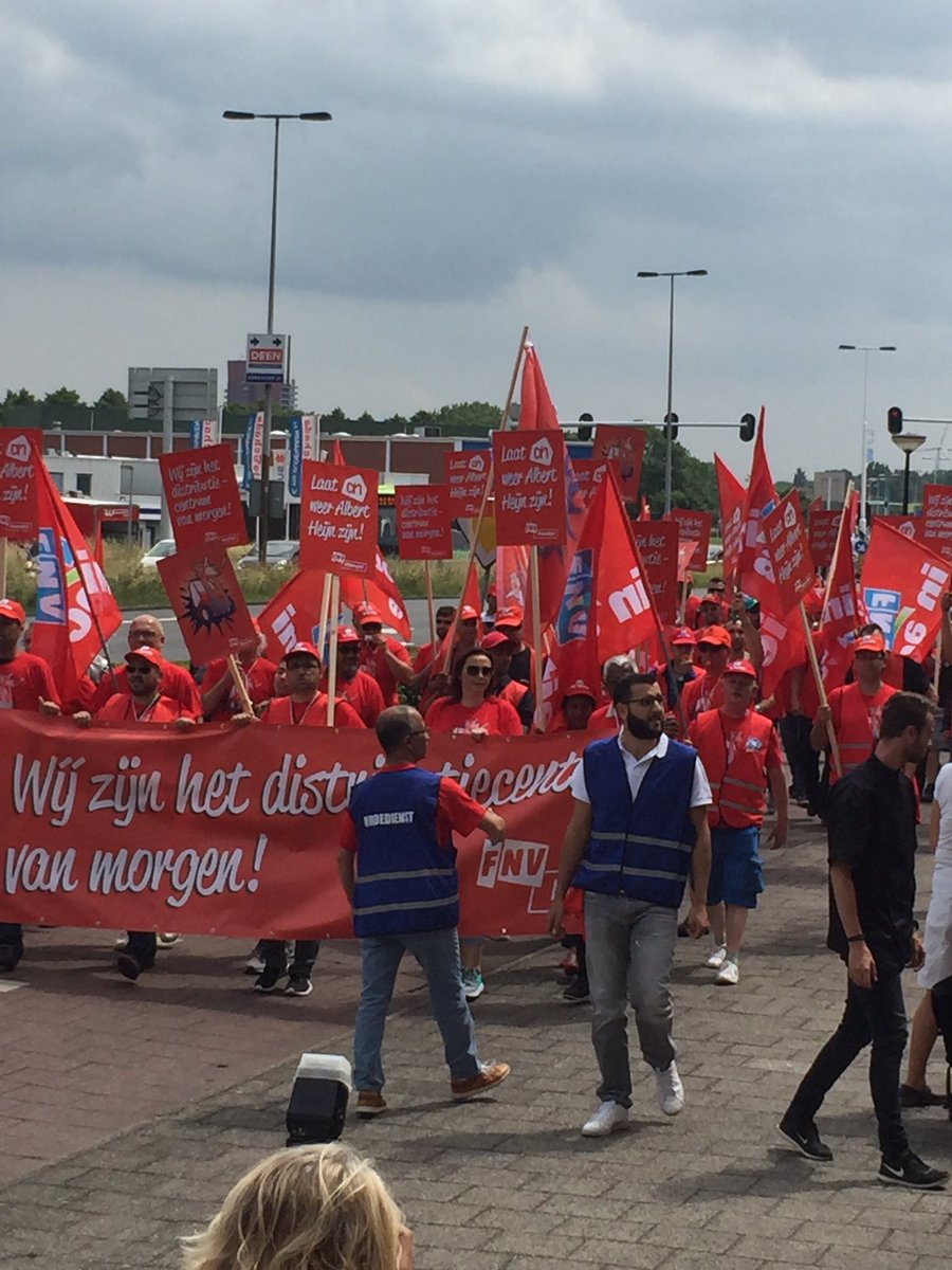 En daar komen de AH DC'ers bij HQ aan. In actie voor een fatsoenlijke cao. #fnv