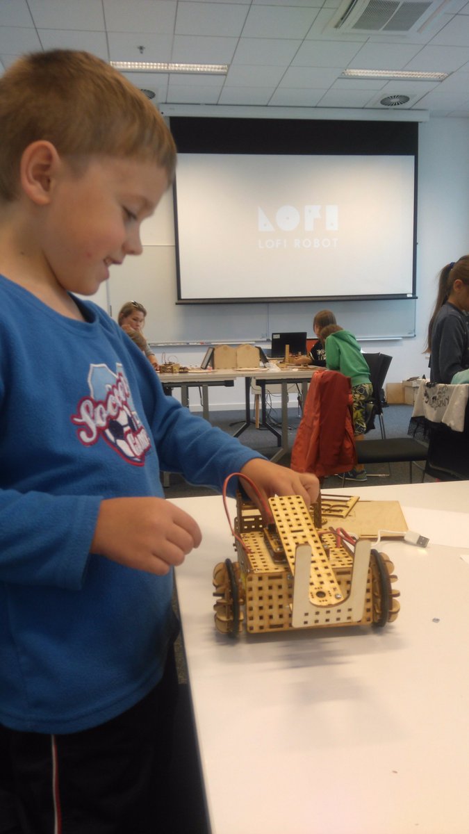 megper7's tweet image. Jesteśmy na fajnych warsztatach z #lofirobot w ramach Gdynia Design Days 😍