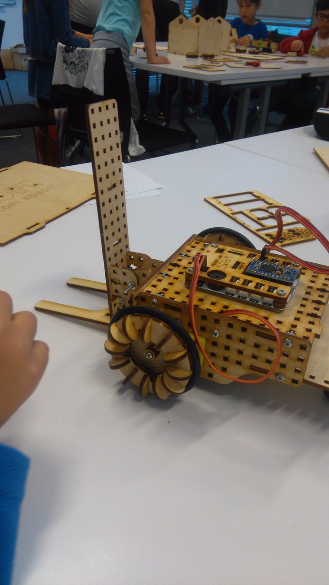 megper7's tweet image. Jesteśmy na fajnych warsztatach z #lofirobot w ramach Gdynia Design Days 😍