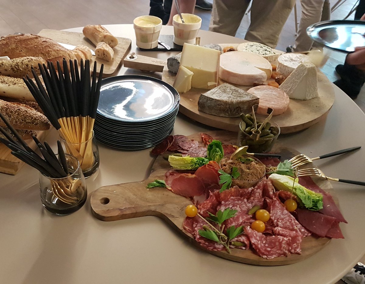 imherve's tweet photo. Fromages... #SG_hack2017 https://t.co/xCFvnhAGR4