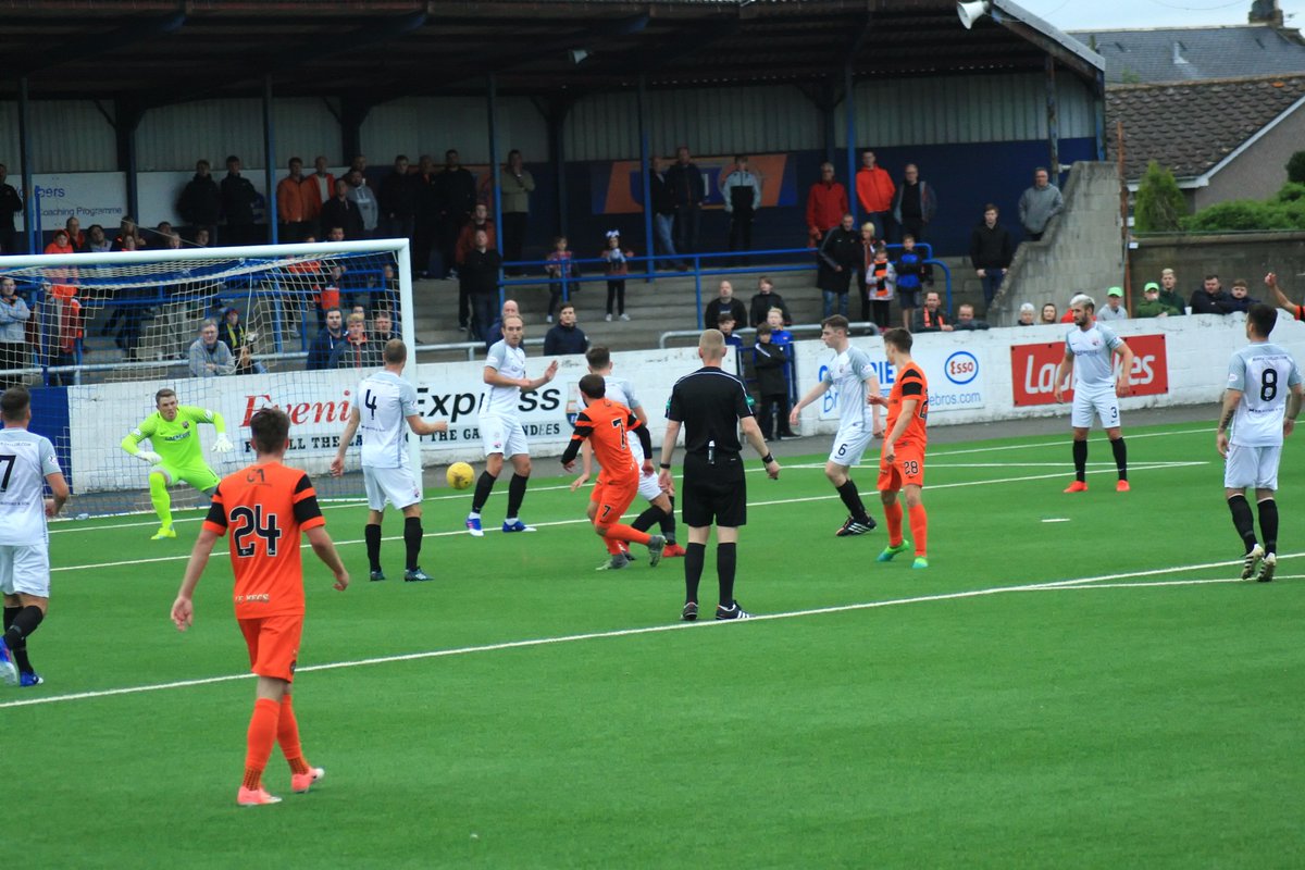 Xposin_'s tweet image. After weaving his way past four players, Paul McMullan bundles the ball home for @dundeeunitedfc against @Official_MFC last night.