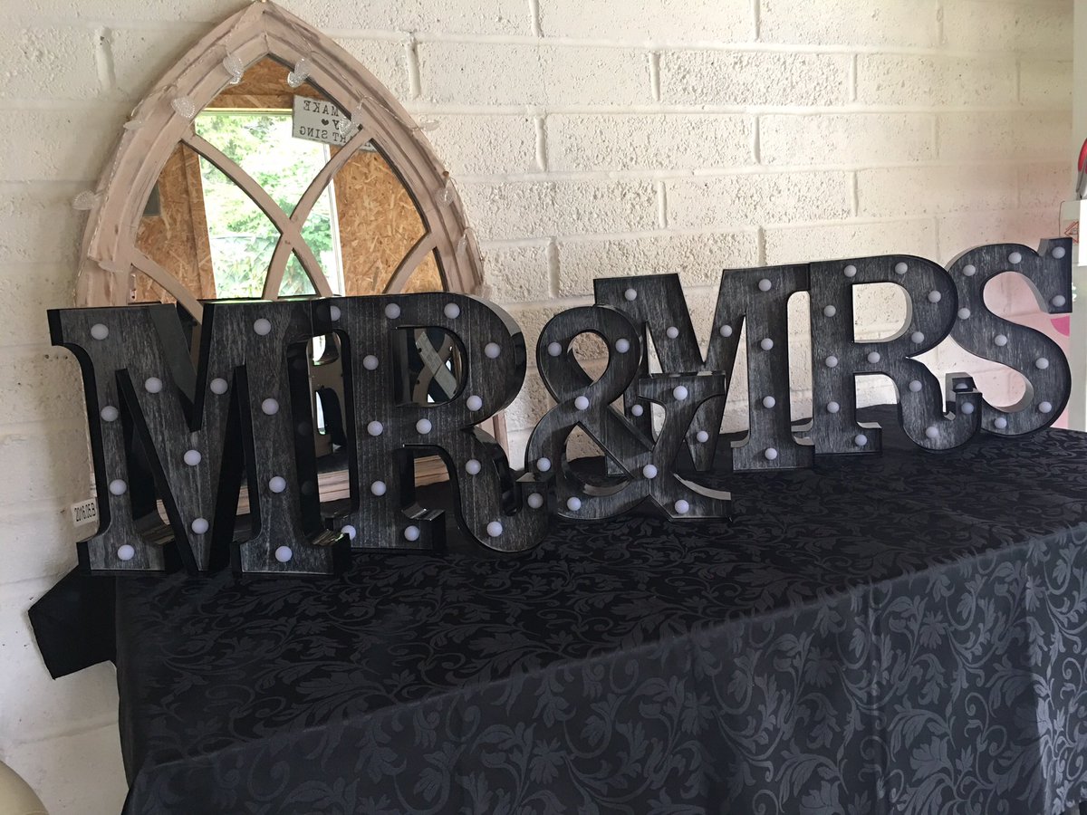 🌟✨🎉Congratulations a little extra finishing touch #wedding when you book your wedding flowers at #Bloomsofbaldock