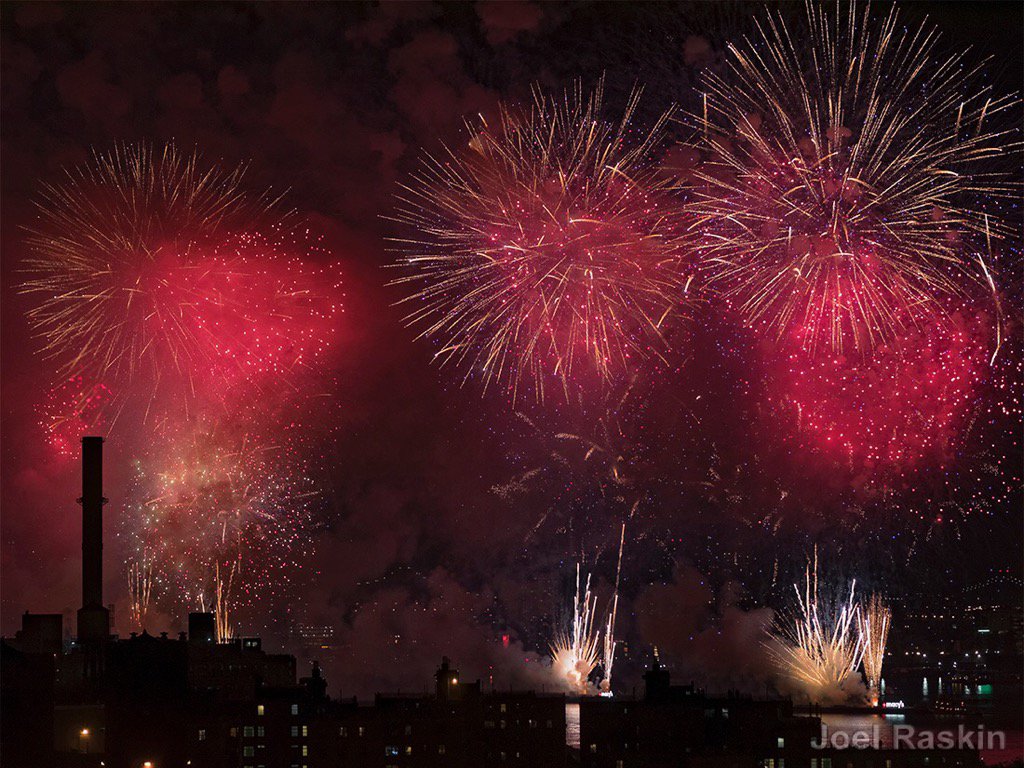 JoelRaskin's tweet photo. #MacysFireworks from #lowerEastSide #NYC https://t.co/e3XvqEJTmV