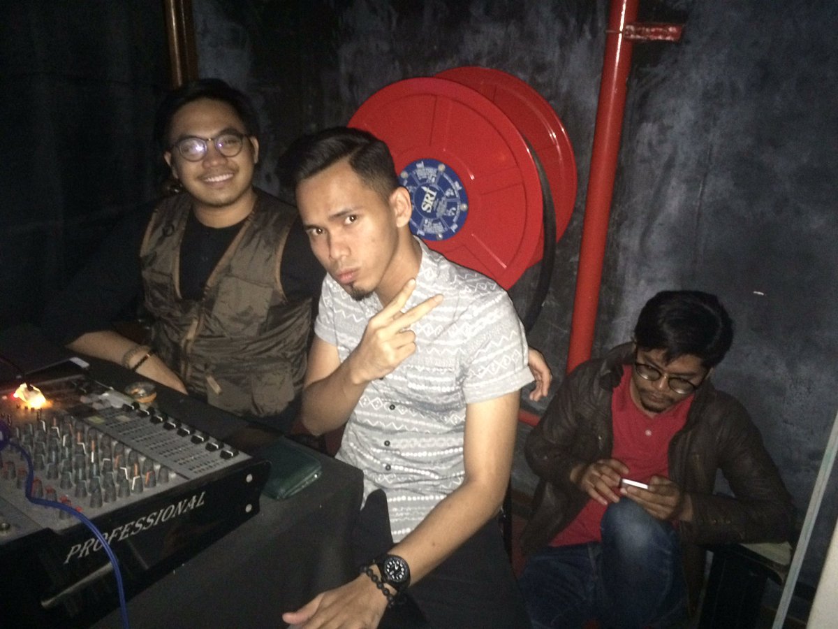 All set! Ready! First show #TeaterSEGI . Yg mana tak sempat datang, esok! kita jumpa esokk! ✌🏼😋
#AsterikAnakSeni