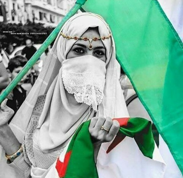 BinG_AMD's tweet photo. Très attachée à mon pays, à ma terre,à mes traditions,à mon identité 💞 L'algéroise 💘
#الجزائر #عيد_استقلال_الجزائر #algerienne🇩🇿 #algeries https://t.co/DZlFOEQq7N