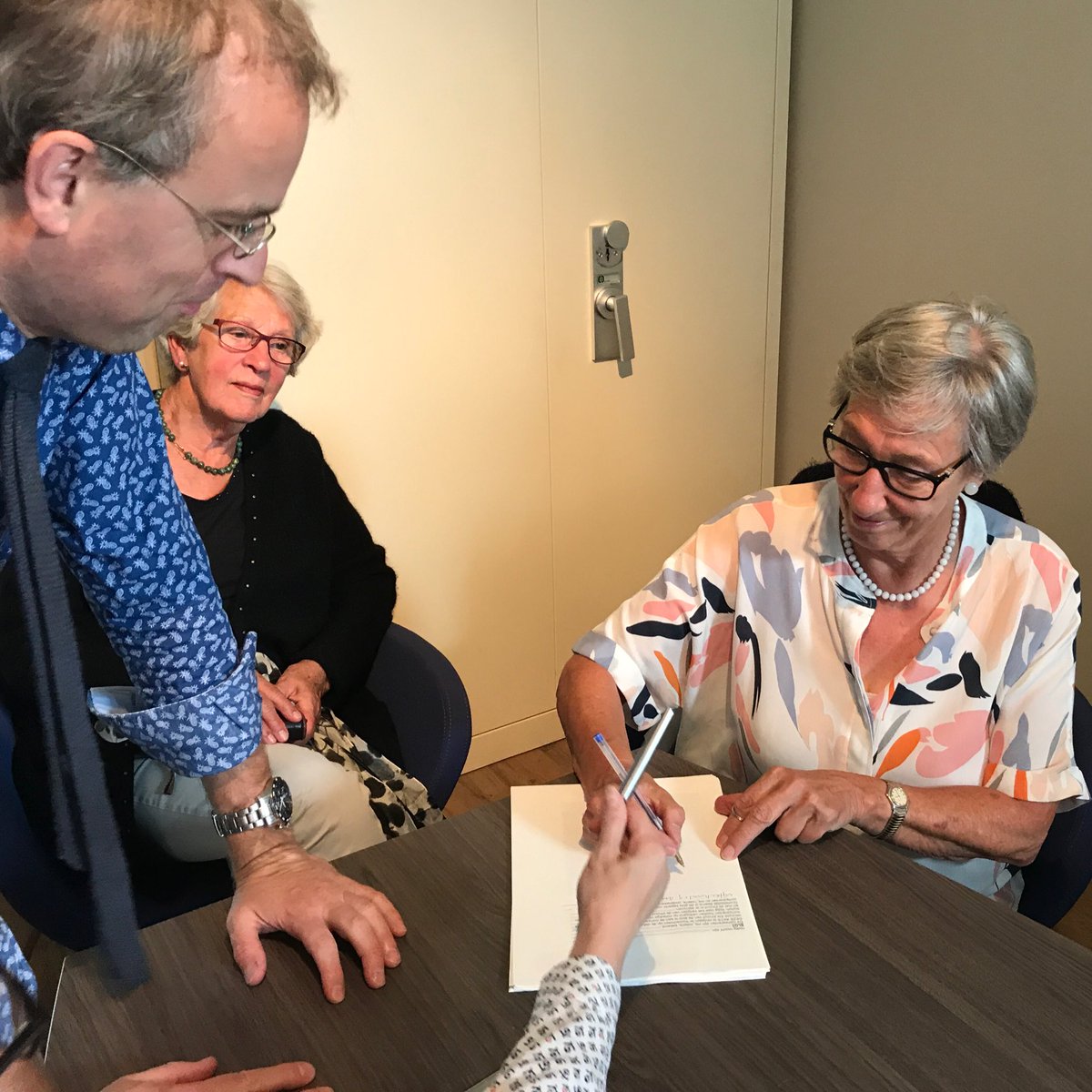 Blije verkoper bij de notaris