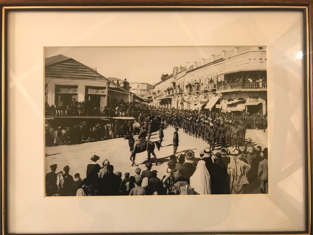 PMOIndia's tweet photo. The photo depicts Indian soldiers leading a British military column to librate Jerusalem (December 11, 1917). https://t.co/cgnZS590Iq