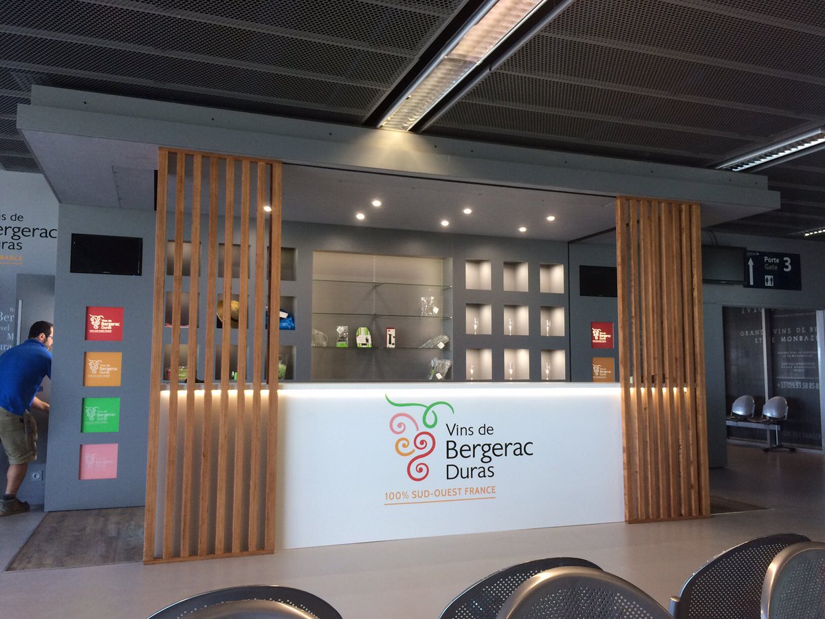 Aerobergerac's tweet image. Nouveautée dans le hall départ de l'aéroport vous pouvez désormais acheter votre vin
#bergeracairport #aeroportbergerac #vin #wine #bergerac