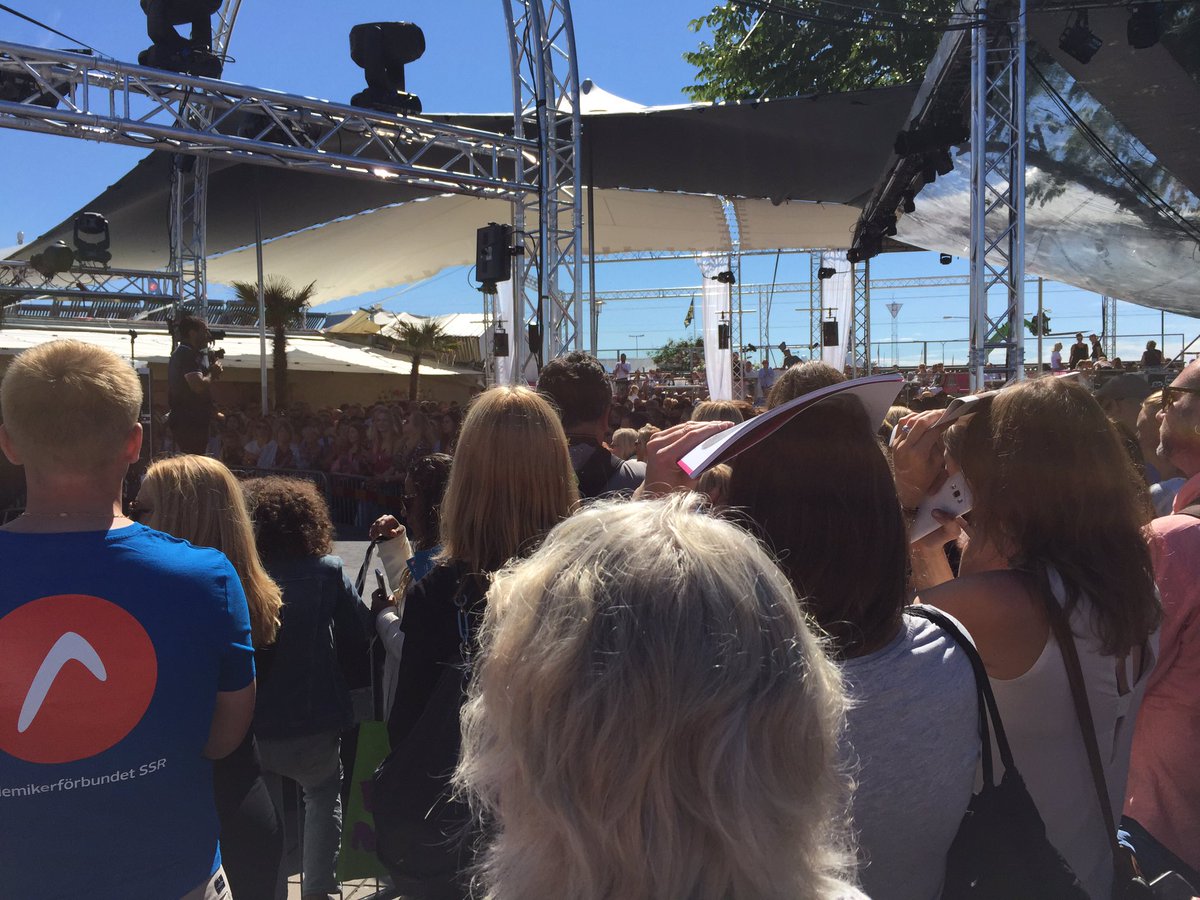 Fullsatt på Kallis m <a href="/akademssr/">Akademikerförbundet SSR</a> och Özz Nujen. #öppetsverige #svpol #almedalen2017