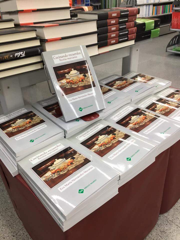 CarmenLinher's tweet photo. 👉El libro de mi mamá ya disponible en Diego Marín 👈 👏 No te quedes sin el tuyo!!  #ComidaTradicional #Murcia #Cocina https://t.co/8rfwhzDssn