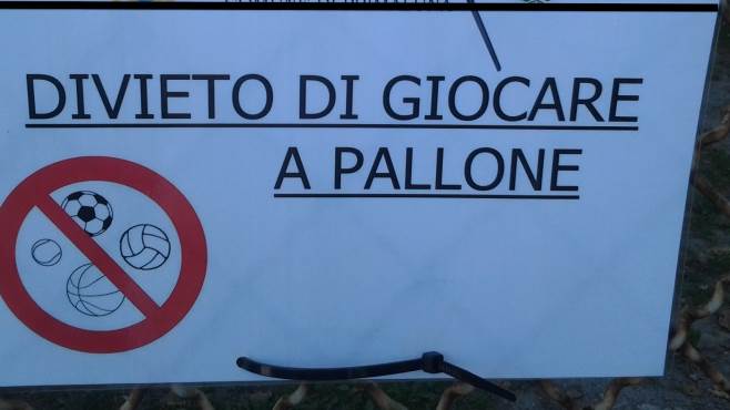 intelligonews's tweet image. Bambini #multati per #pallone al #parco: la sommossa dei genitori intelligonews.it/a/63636/
