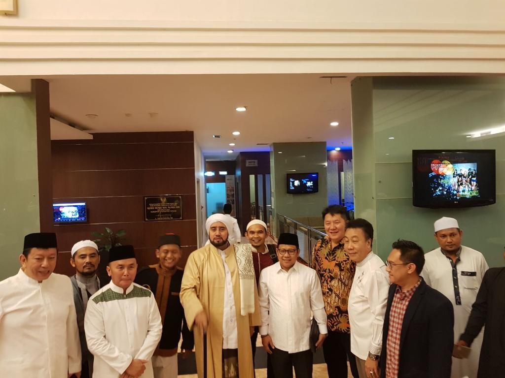 DPP_PKB's tweet photo. Ketua Umum DPP PKB A Muhaimin Iskandar (Cak Imin) bersama Habib Syech menghadiri acara Kalteng Bersholawat. https://t.co/7OTIHOrhlK
