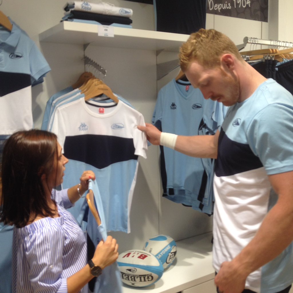Les joueurs de l'<a href="/avironrugbypro/">Aviron Bayonnais</a> découvrent la nouvelle collection <a href="/KappaFrance/">Kappa 🇫🇷</a> à la boutique <a href="/bab2_l/">BAB2 L'officiel</a>
