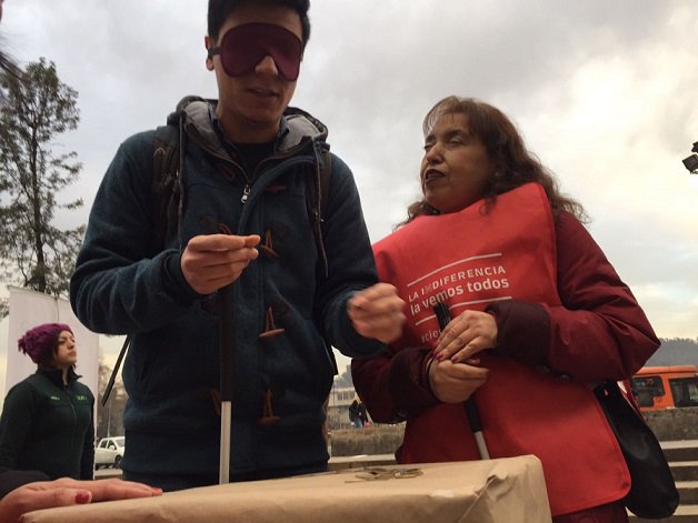 Retinitis_chile's tweet photo. Apoyando la campaña de@lazarilloapp sobre tener conciencia con las personas con discapacidad visual #ciegosNOinvisibles https://t.co/3eFNZWetBK