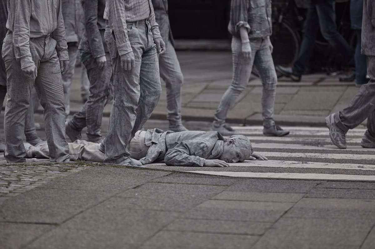 1000GESTALTEN's tweet photo. /|\1000 GESTALTEN/|\

/|\BEGINN/|\

#AllesAllen #1000GESTALTEN #g20HH https://t.co/ucK28NaGn1
