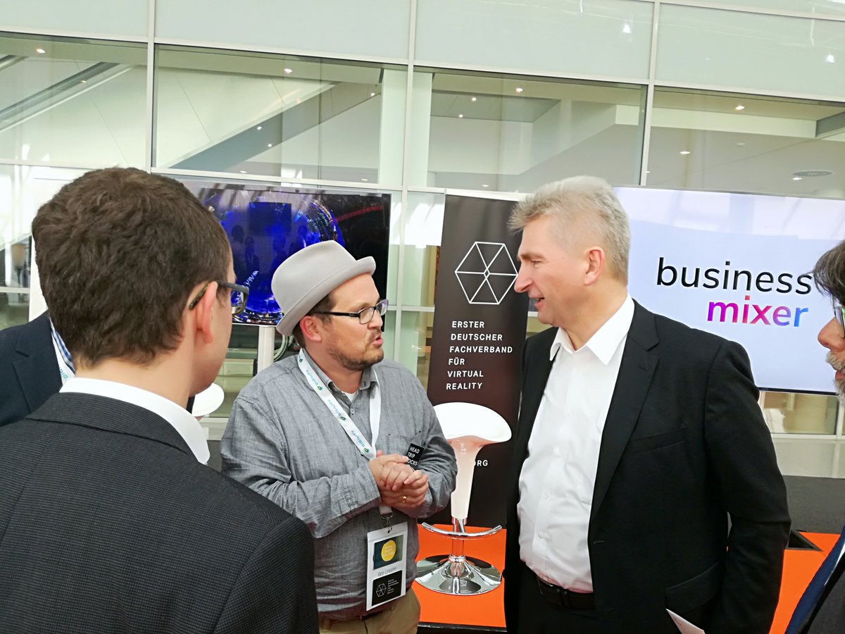 EDFVR1's tweet photo. Nach einem intensivem Chat mit Minister @a_pinkwart geht's jetzt los mit dem #businessmixer 🔝 @DigiHubCologne #edfvrprogramm #DIGILITY17 https://t.co/crIPE2Nth5