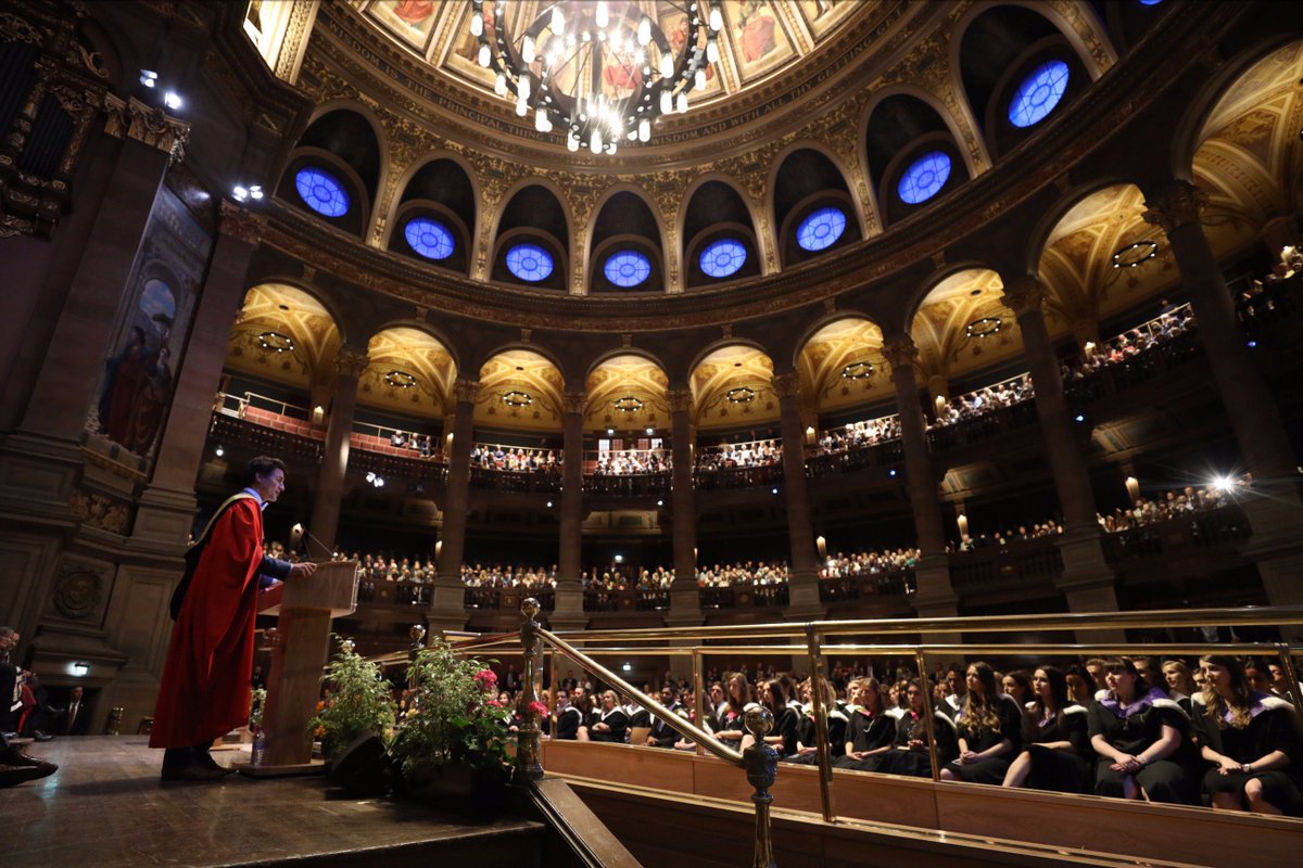 JustinTrudeau's tweet photo. To @EdinburghUni’s class of 2017: Be bold, be brave &amp; be open to the incredible opportunities in front of you. Congratulations &amp; good luck! https://t.co/eoVYJkRieM
