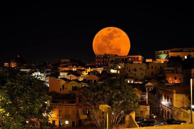 VivereCagliari's tweet photo. NOTTI COLORATE 2017: LA BELLEZZA DELL’ESTATE CAGLIARITANA
https://t.co/nq2fvqHCen #EventiCagliari #EscursioniCagliari https://t.co/qRPdQjSq1h