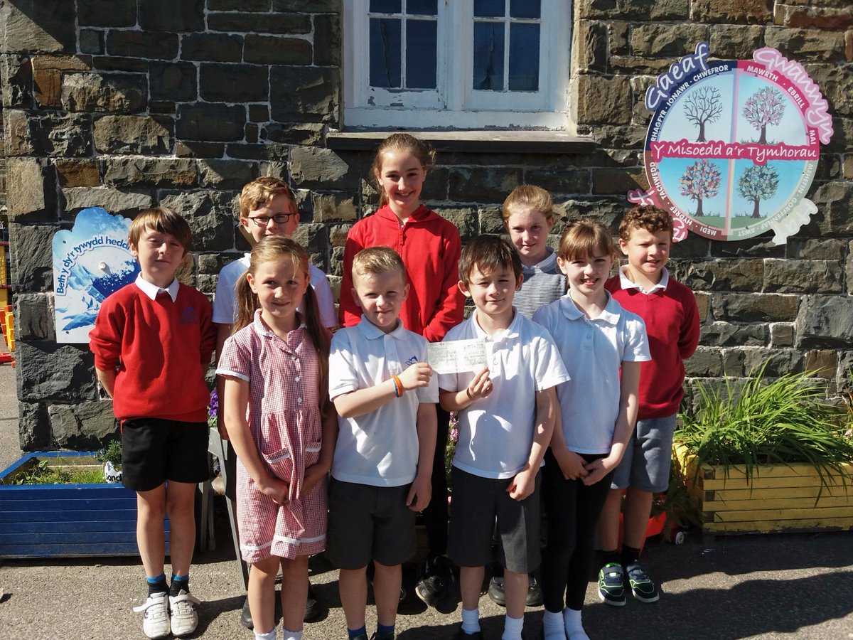 Aelodau Cyngor Ysgol gyda siec am £1,043.28 oddi wrth Cyngor Tref Cei Newydd. Diolch yn fawr iawn am eich cefnogaeth a'r cyfraniad hael