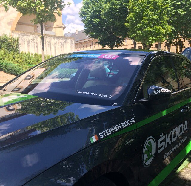 BicyclingNL's tweet photo. Humor in de Tour #stephenroche #commanderspock #skoda https://t.co/J7BFOqToCG