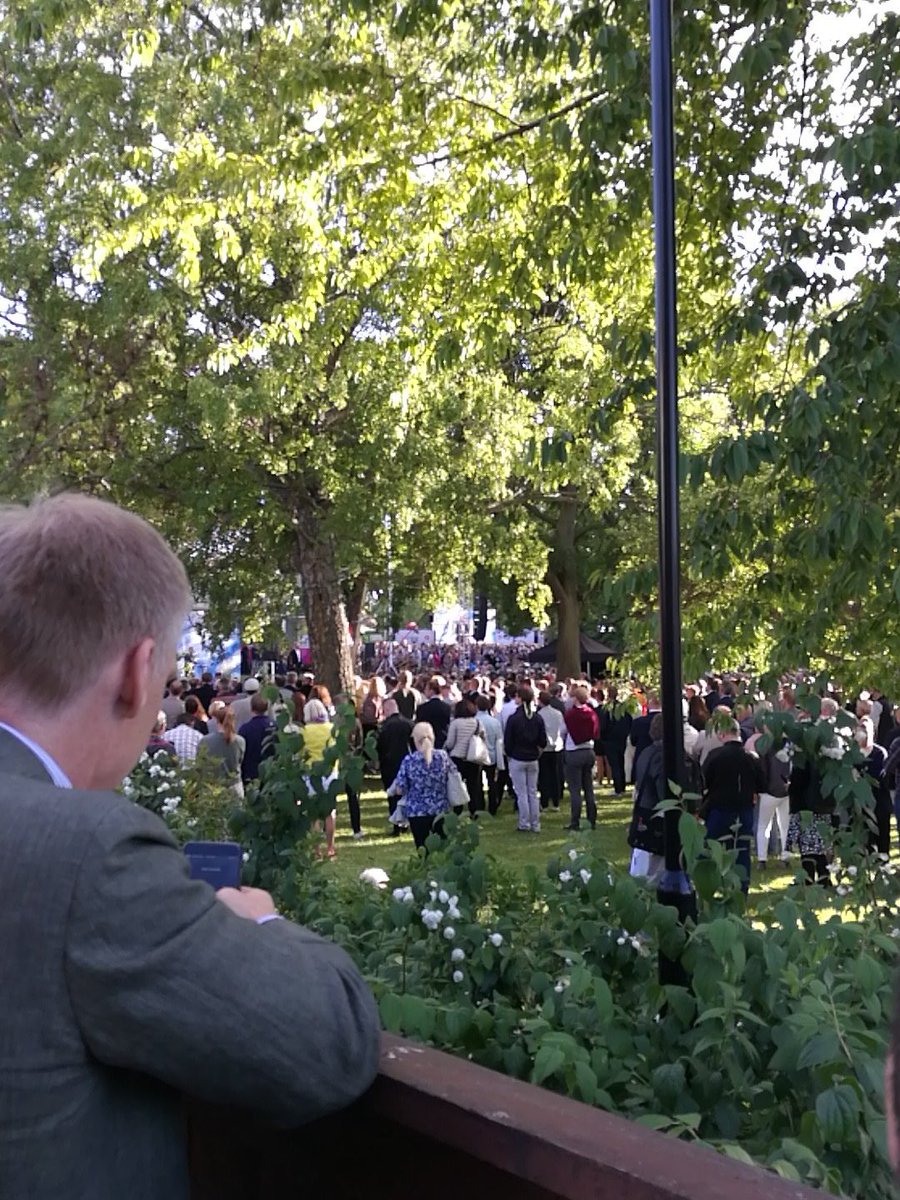 The_DarQKnight's tweet photo. Jan Björklund gör entré på scen till rap styrelseproffsen på Skandias mingel gungar lite smått osäkert.... Jan is that you? @makthavare https://t.co/FCC1FRnSdR