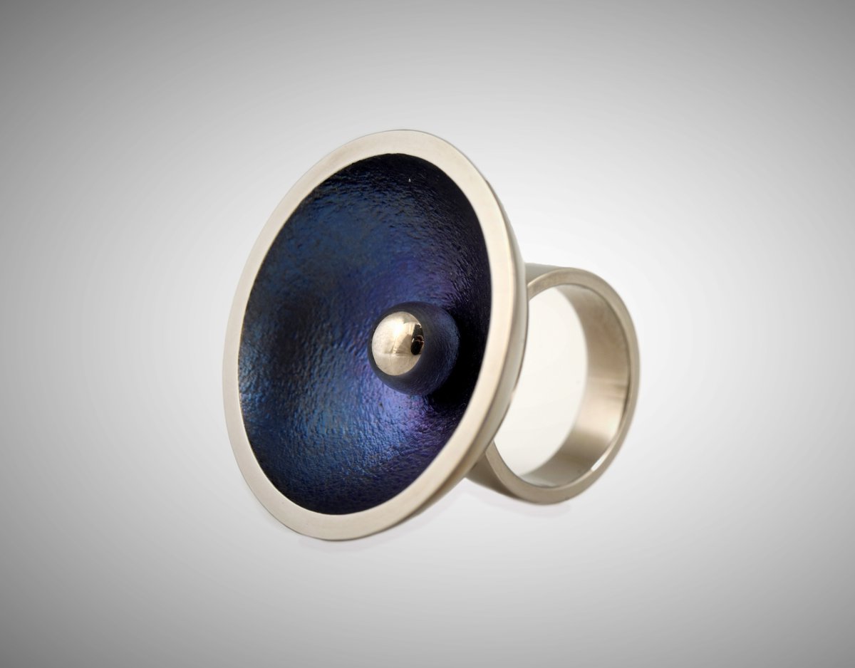 JorgeGilJewelry's tweet photo. Anillo de mi última serie, en Titanio grado 2 con textura y coloreado por electrolisis.#jorgegil #jewelry #titaniumart #Cuba https://t.co/JZWfKVFGyZ