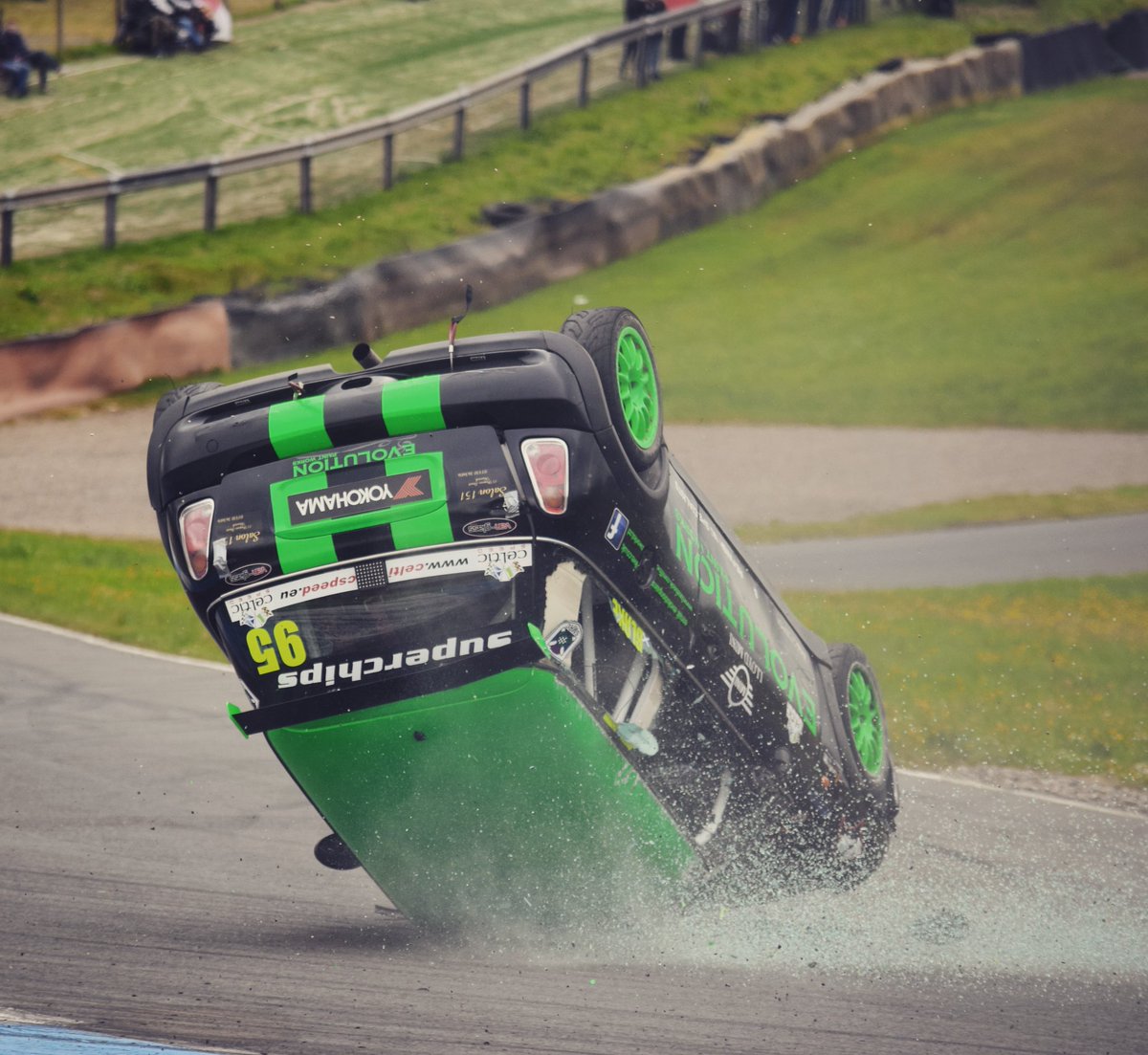 BigJaimie's tweet photo. A big shunt at Knockhill
#mini #minicooper #crash #accident #rolledit #knockhill #smrc17 #smrc #nikon #upsidedown #carsoftwitter #🚘 https://t.co/qgp7EbFrGg
