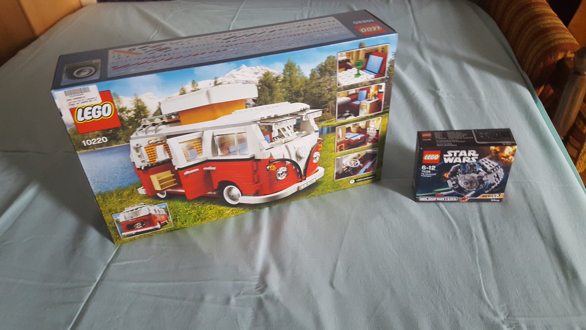 Zoll_89's tweet image. @pinguinfighter bár lego stream vagy videó rég volt de szülinapomra ezt nem hagyhattam a boltban 😉😁 #estiprogram