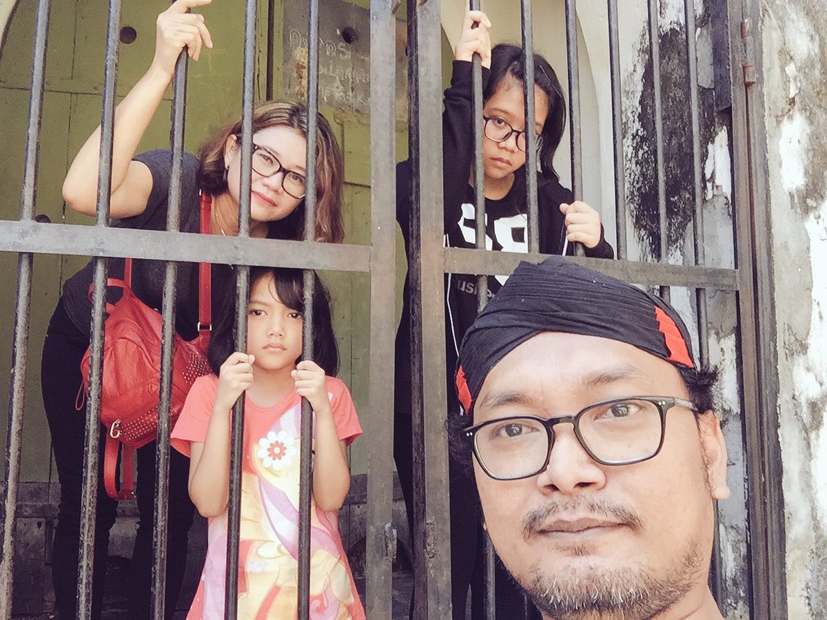 GunRomli's tweet image. Di dlm penjara Van Der Bosch, dilarang tersenyum, gaya dea paling dapet 😀