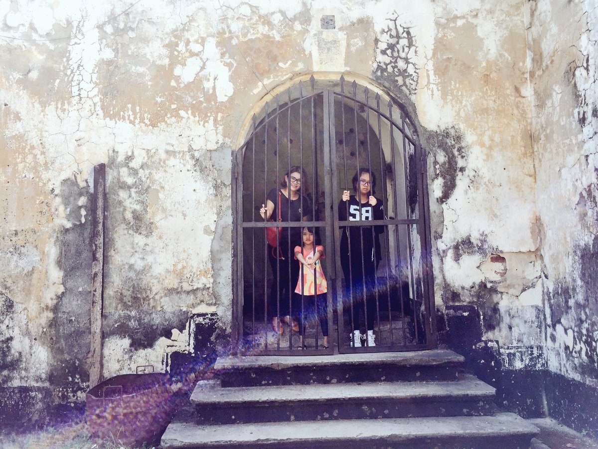 GunRomli's tweet image. Di dlm penjara Van Der Bosch, dilarang tersenyum, gaya dea paling dapet 😀