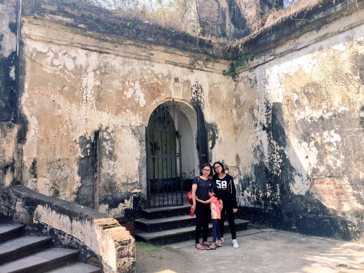 GunRomli's tweet image. Di dlm penjara Van Der Bosch, dilarang tersenyum, gaya dea paling dapet 😀