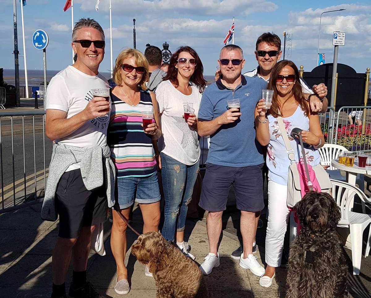 andrealadyb's tweet photo. #AFDNEL with @ANDYPAZZA306. Great impromptu afternoon with family and friends 😘❤️😘 xxx 🥂🍾🍷🍻xxx https://t.co/Si1irWSSaX