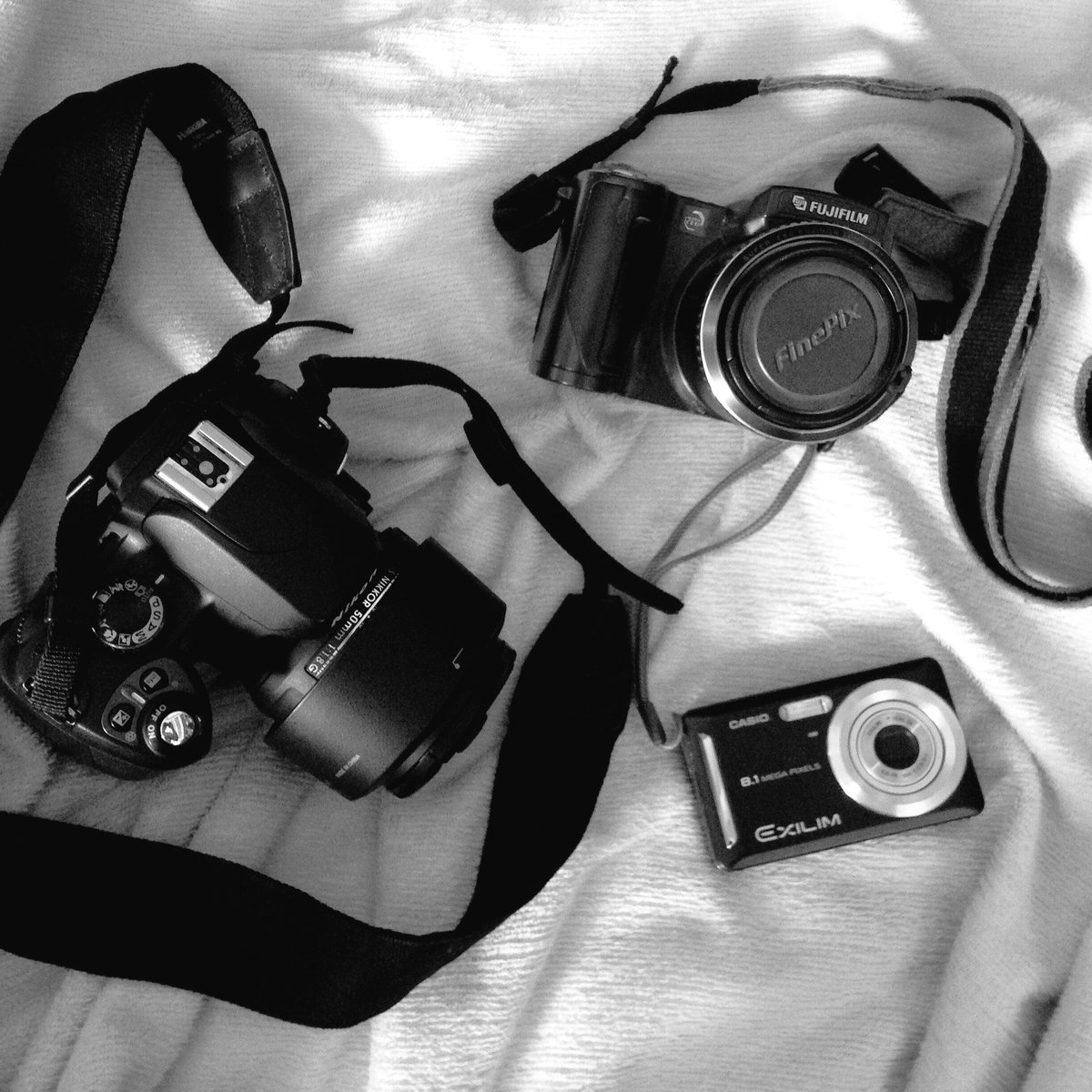 forfeiyunxi's tweet photo. 📷"All these photographs and cameras but you're the one who captured my heart." 📷 

#ARMYSelcaDay https://t.co/YHCK65CDMd